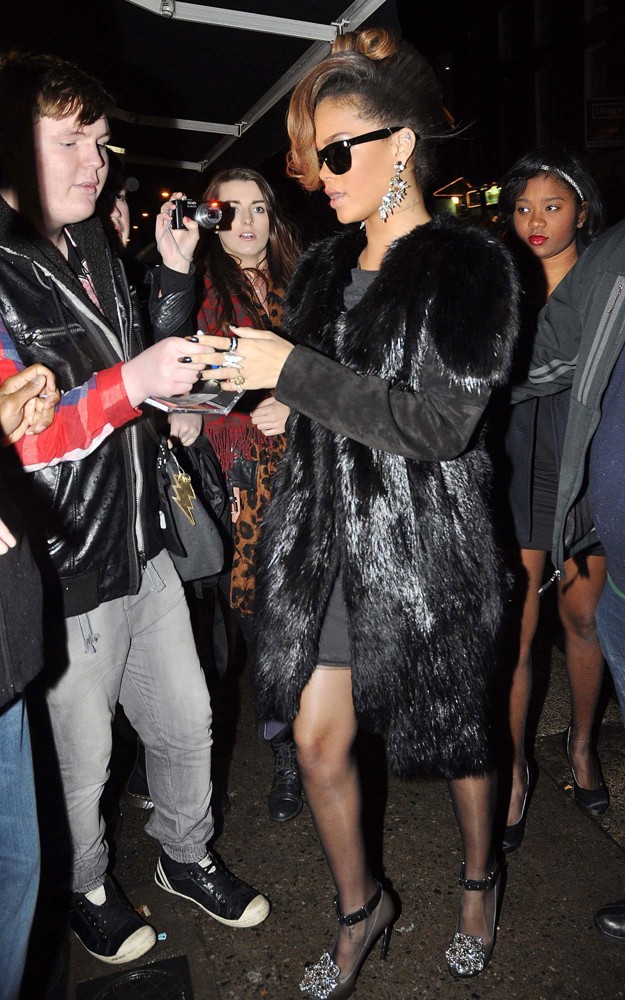 Rihanna;<br>Rihanna Arrives at O'Donoghue's Pub on Merrion Row to Host A Thanksgiving Dinner
