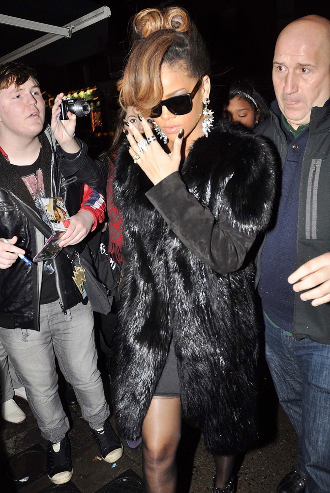 Rihanna;<br>Rihanna Arrives at O'Donoghue's Pub on Merrion Row to Host A Thanksgiving Dinner