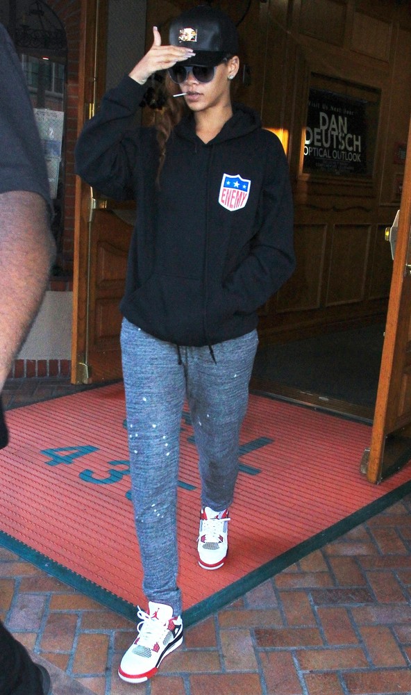 Rihanna;<br>Rihanna Seen Leaving Dan Deutsch Optical Outlook
