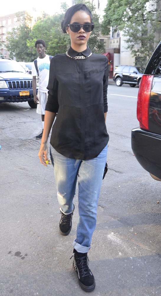Rihanna;<br>Rihanna Leaving Her Hotel in Midtown