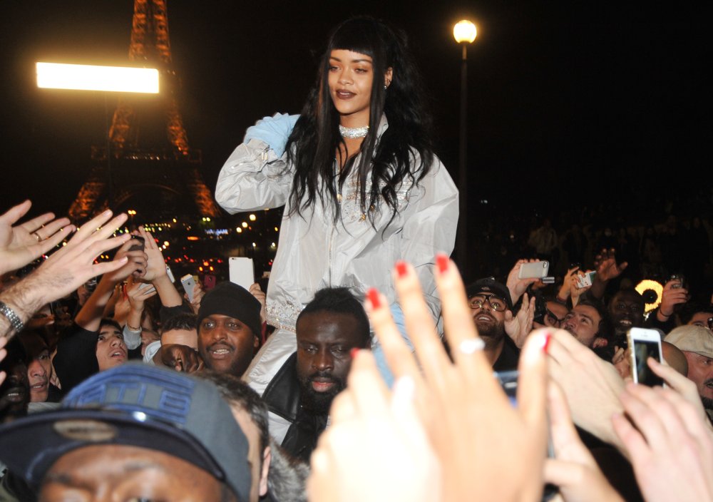 Rihanna Picture 1061 - Rihanna Attends A Photoshoot with Fans