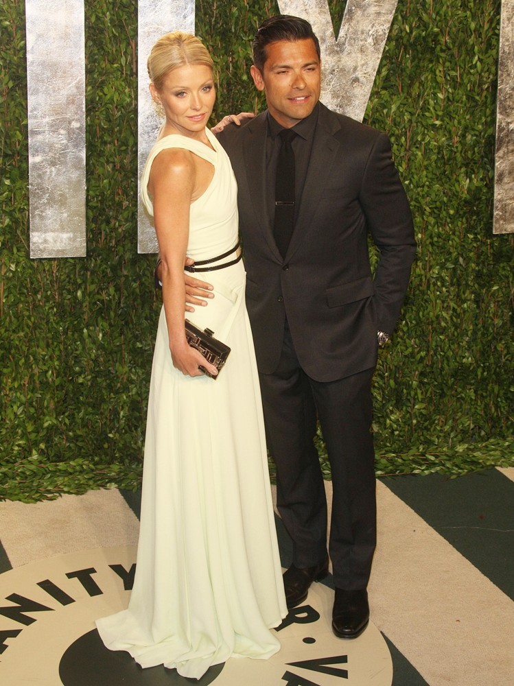 Kelly Ripa;Mark Consuelos;<br>2012 Vanity Fair Oscar Party - Arrivals