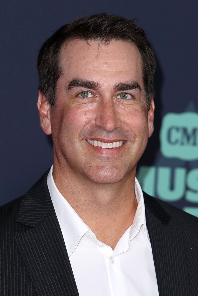 rob-riggle-2016-cmt-music-awards-01.jpg