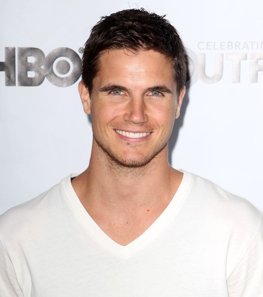 How much money makes Robbie Amell? Net worth