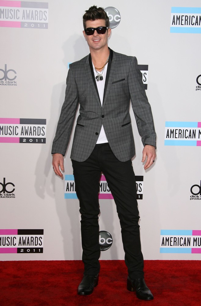 Robin Thicke;<br>2011 American Music Awards - Arrivals