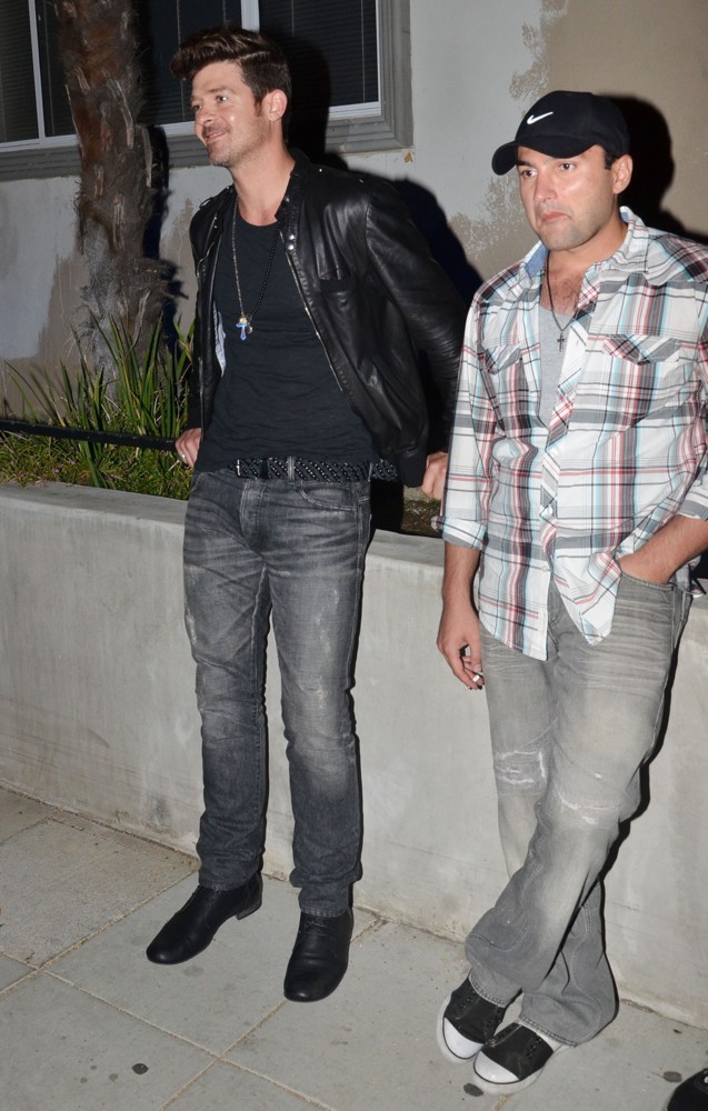Robin Thicke;<br>Robin Thicke Gets A Ride from Cops After His Car Is Wrecked in A Shunt with Another Motorist