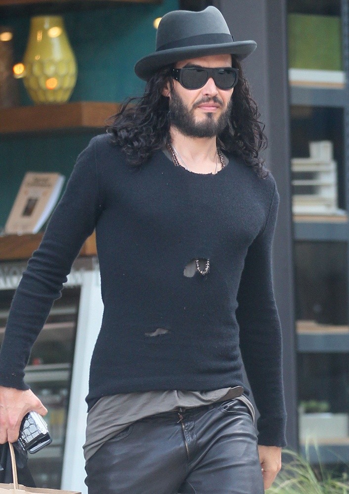 Russell Brand;<br>Russell Brand Visits Cafe Gratitude