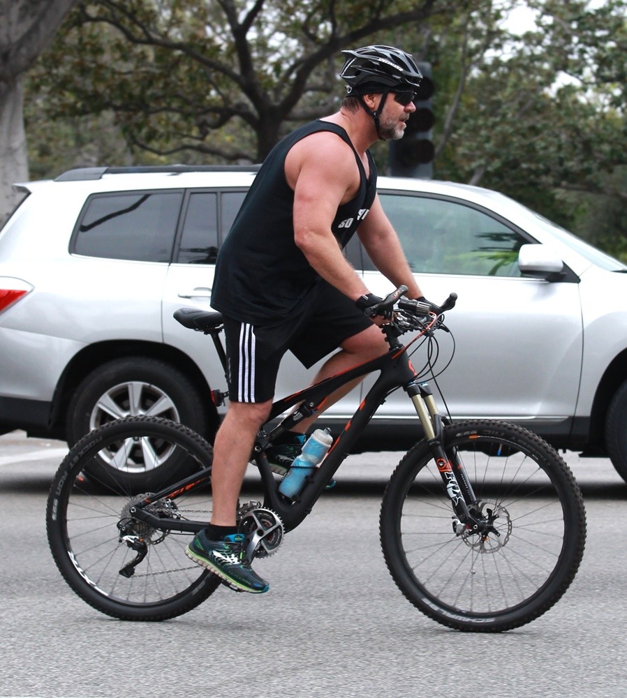 Russell Rode Russell Crowe Picture 1 - Russell Crowe Goes for A Bike Ride | AceShowbiz