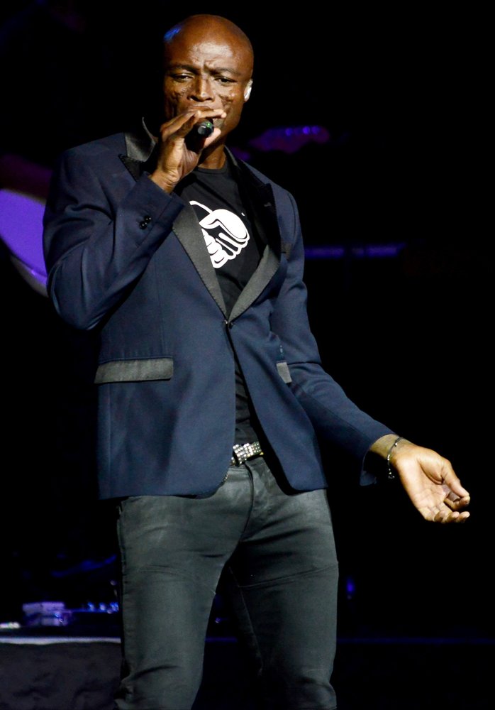 Seal Performs Onstage at Hard Rock Live!