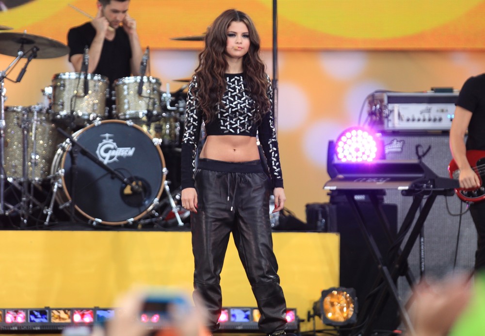 Selena Gomez Picture 580 - Selena Gomez Performs as Part of GMA's 2013