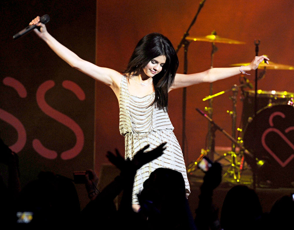 Selena Gomez's First London Concert in Pictures