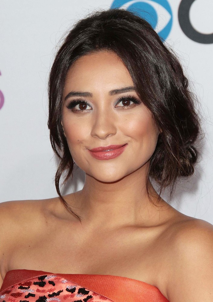 Shay Mitchell;<br>People's Choice Awards 2013 - Red Carpet Arrivals
