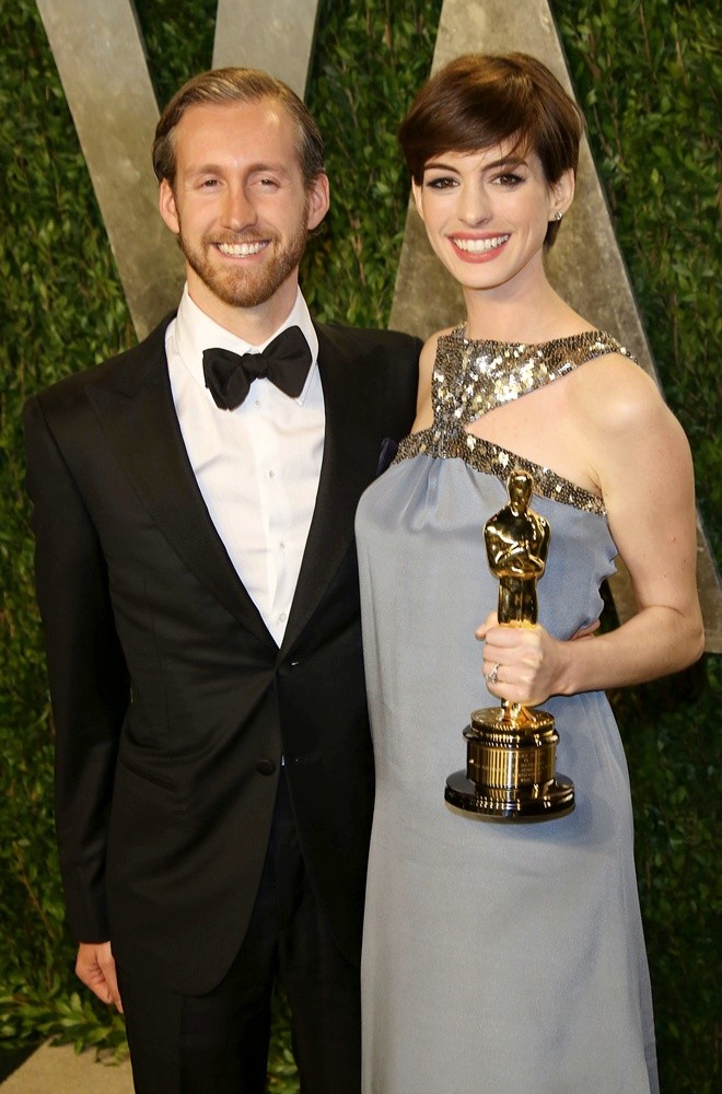 Adam Shulman;Anne Hathaway;<br>2013 Vanity Fair Oscar Party - Arrivals
