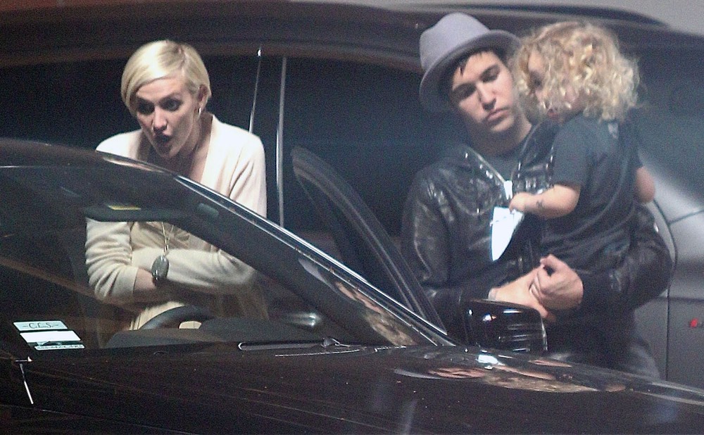 Ashlee Simpson;Pete Wentz;<br>Ashlee Simpson Chats with Meagan Camper in The Car Park at Jessica Simpson's Baby Shower