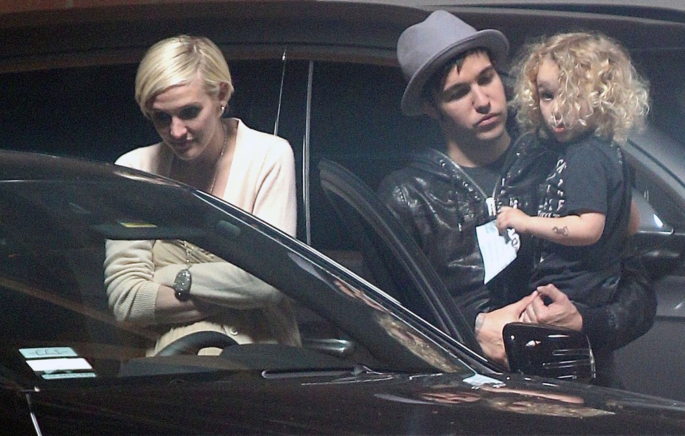 Ashlee Simpson;Pete Wentz;<br>Ashlee Simpson Chats with Meagan Camper in The Car Park at Jessica Simpson's Baby Shower