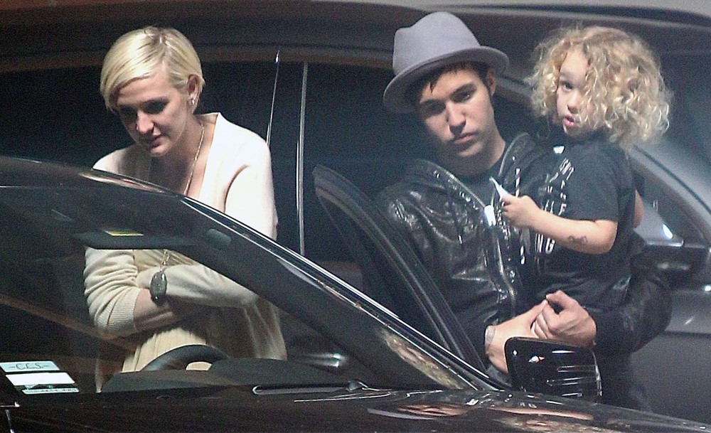 Ashlee Simpson;Pete Wentz;<br>Ashlee Simpson Chats with Meagan Camper in The Car Park at Jessica Simpson's Baby Shower
