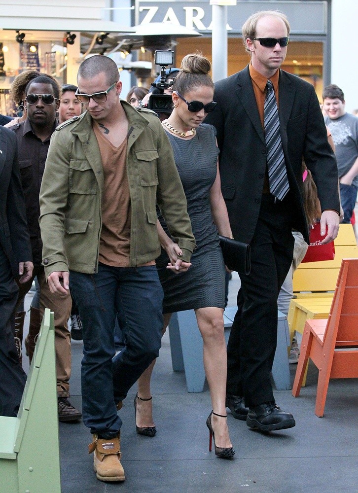 Casper Smart;Jennifer Lopez;<br>The Grand Opening of Robert Earl's Planet Dailies-Mixology 101