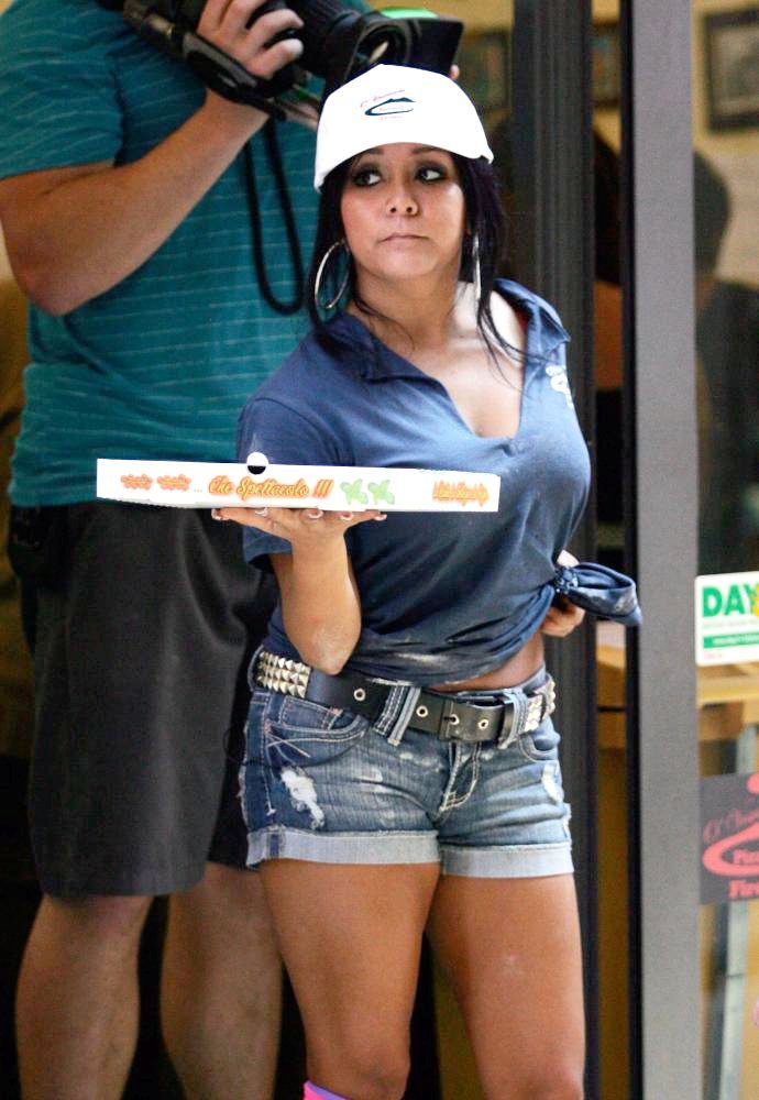 Snooki;<br>Jersey Shore Cast Members Work At a Pizza Restaurant