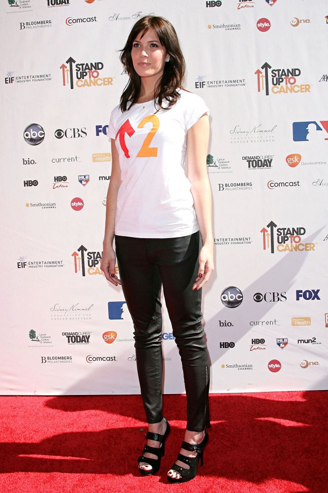 Mandy Moore;<br>2010 Stand Up To Cancer - Arrivals