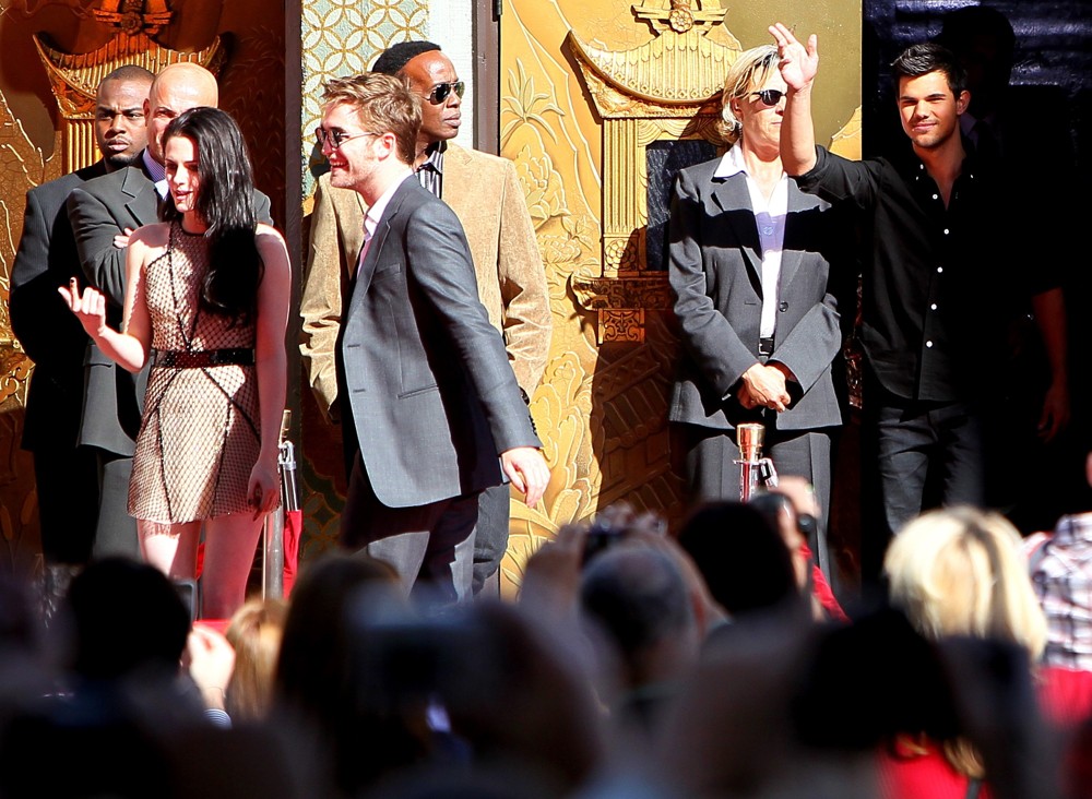 Kristen Stewart;Robert Pattinson;Taylor Lautner;<br>Stars of The Twilight Saga Films Are Honoured with A Hand and Footprint Ceremony