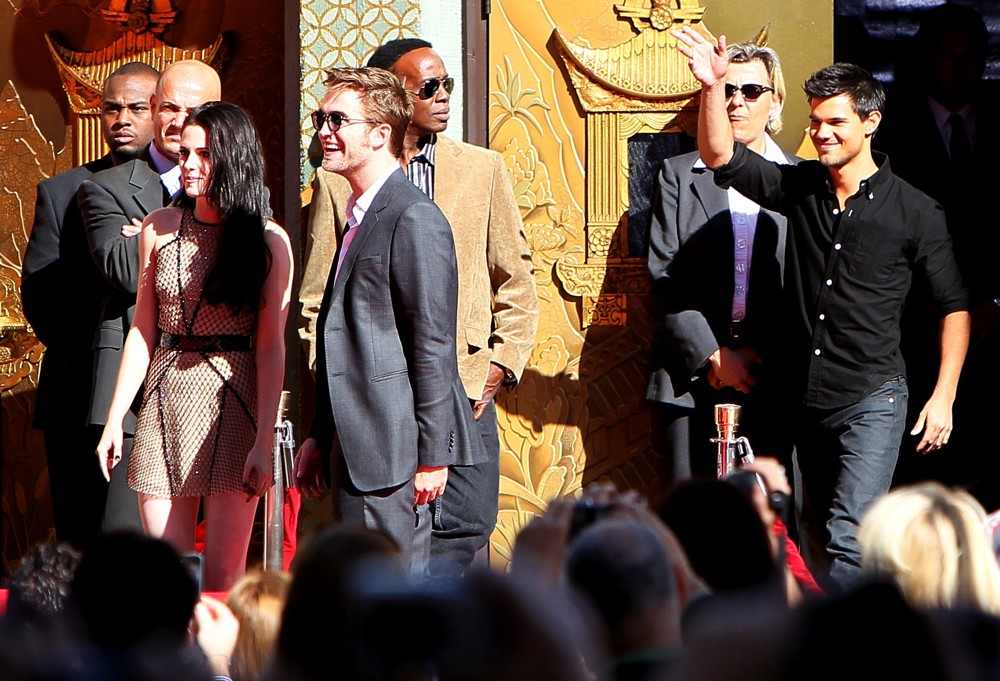 Kristen Stewart;Robert Pattinson;Taylor Lautner;<br>Stars of The Twilight Saga Films Are Honoured with A Hand and Footprint Ceremony