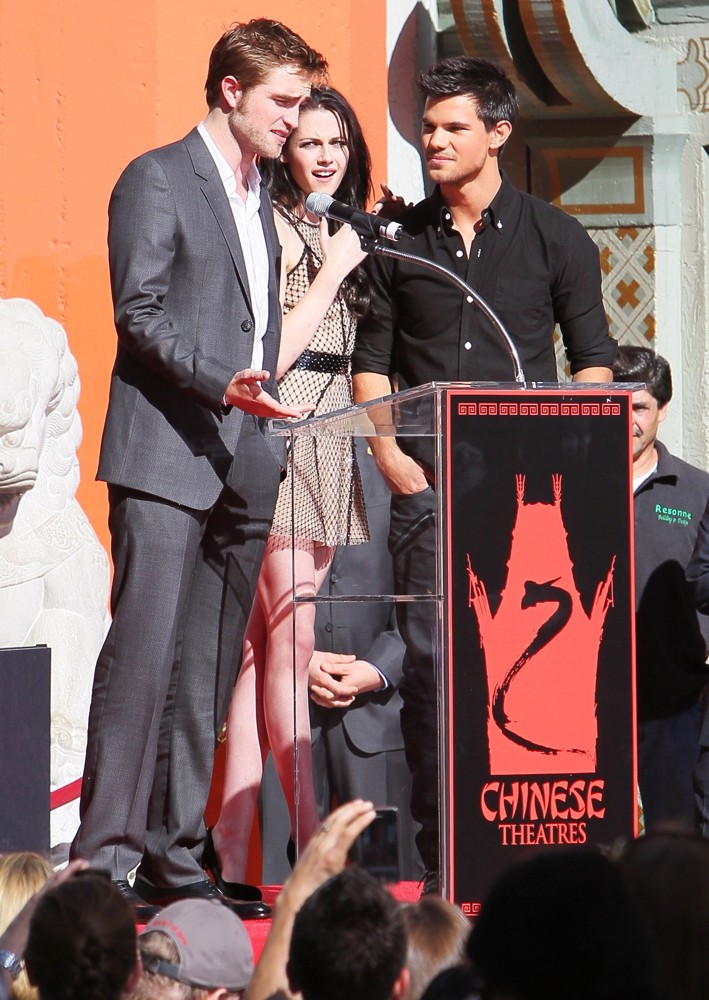 Robert Pattinson;Kristen Stewart;Taylor Lautner;<br>Stars of The Twilight Saga Films Are Honoured with A Hand and Footprint Ceremony