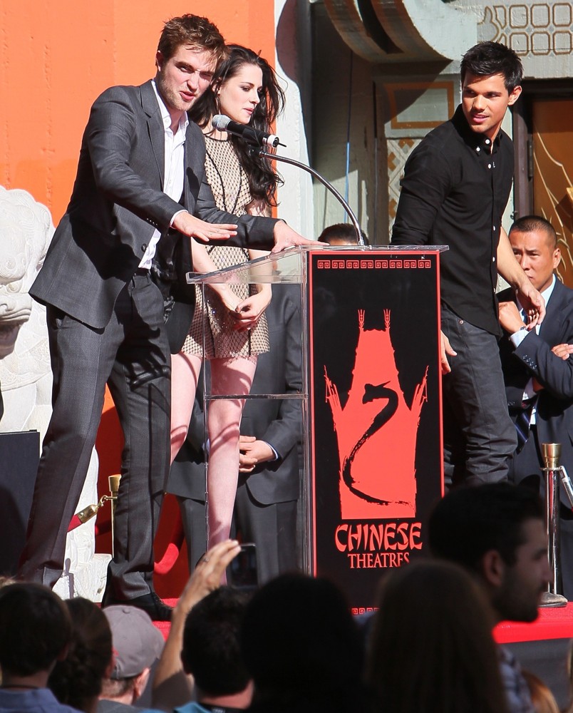 Robert Pattinson;Kristen Stewart;Taylor Lautner;<br>Stars of The Twilight Saga Films Are Honoured with A Hand and Footprint Ceremony