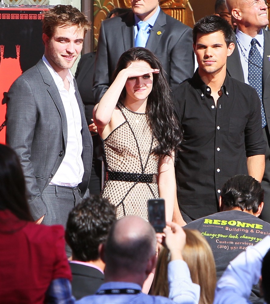 Robert Pattinson;Kristen Stewart;Taylor Lautner;<br>Stars of The Twilight Saga Films Are Honoured with A Hand and Footprint Ceremony