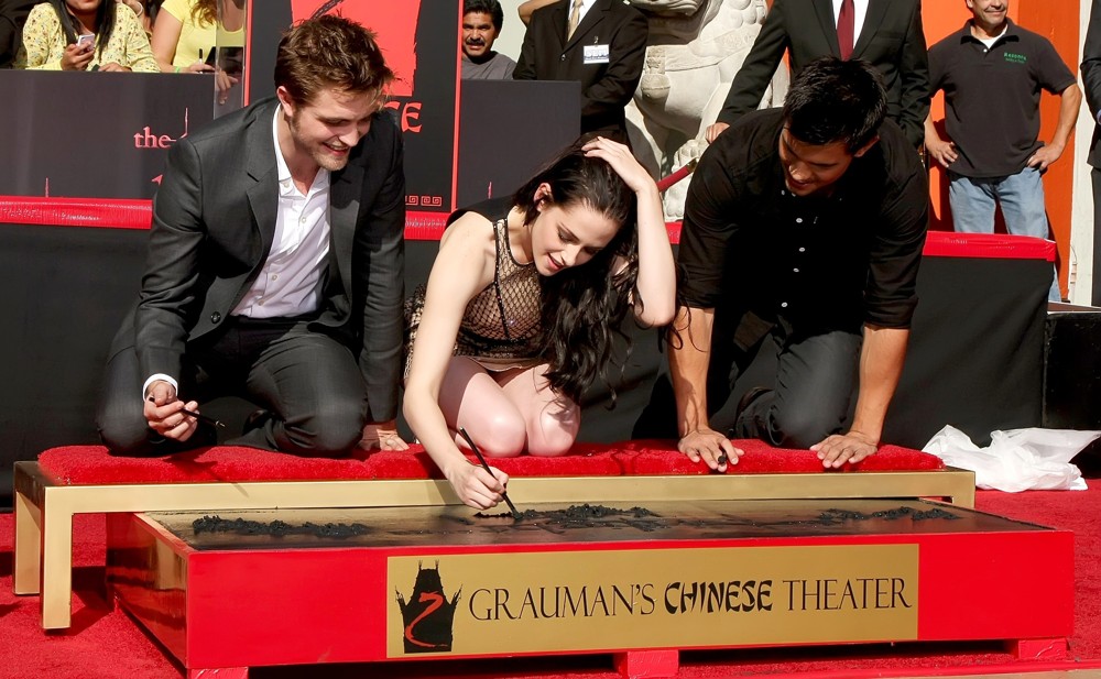 Robert Pattinson;Kristen Stewart;Taylor Lautner;<br>Stars of The Twilight Saga Films Are Honoured with A Hand and Footprint Ceremony