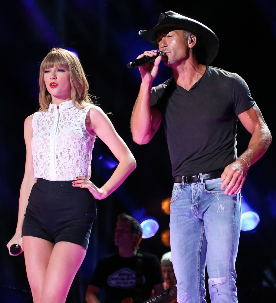 Tim ketika berduet dengan Taylor Swift di atas panggung