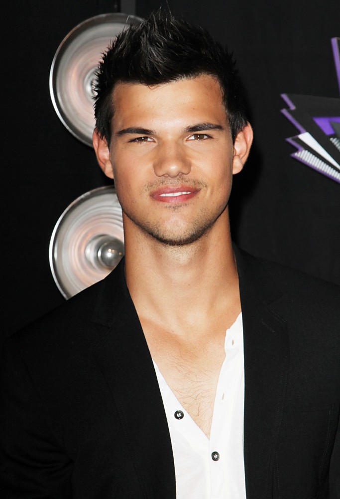 Taylor Lautner;<br>2011 MTV Video Music Awards - Arrivals