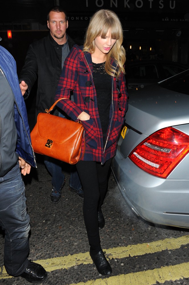 Taylor Swift;<br>Taylor Swift Leaving The Florist Arms