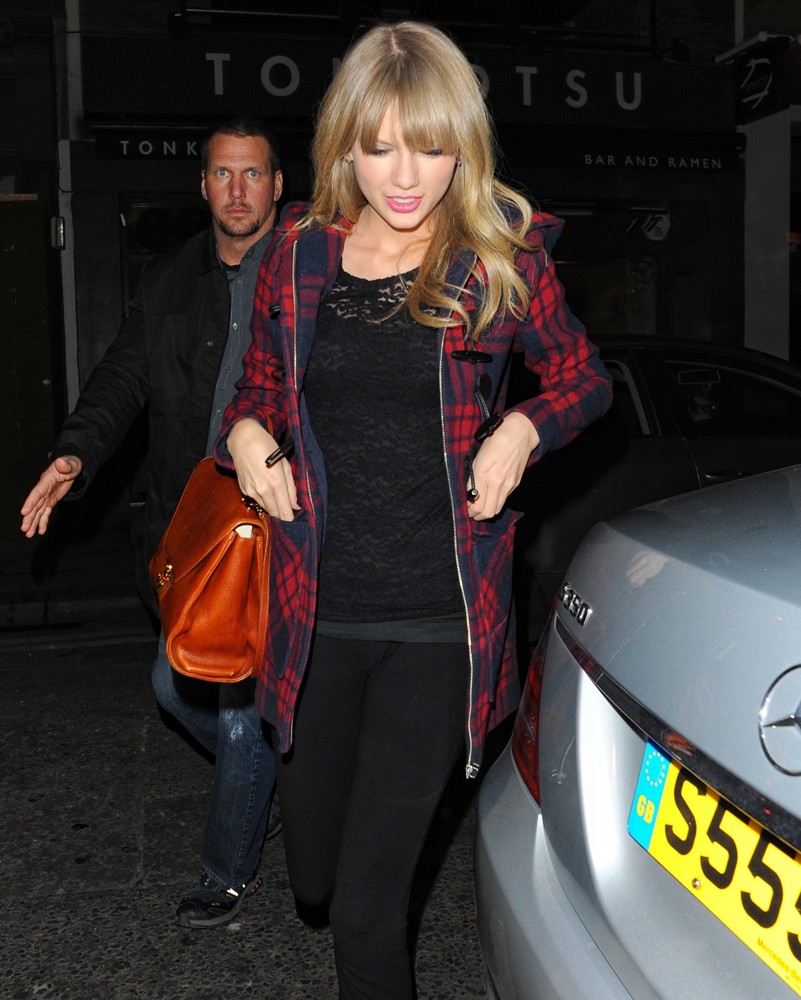 Taylor Swift;<br>Taylor Swift Leaving The Florist Arms