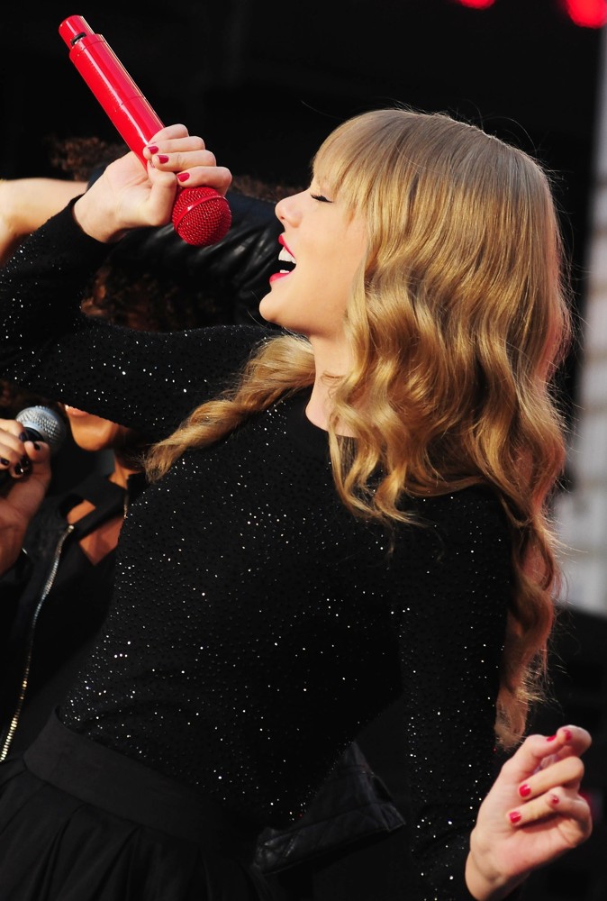 Taylor Swift;<br>Taylor Swift Performs on ABC's Good Morning America