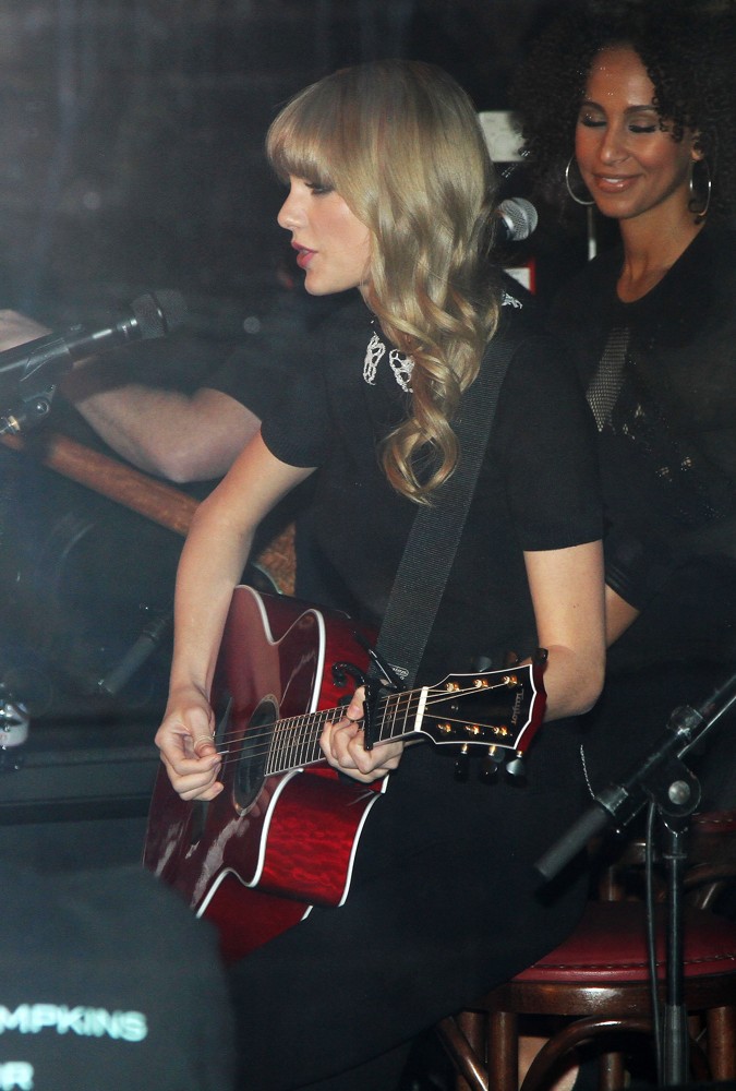 Taylor Swift;<br>Taylor Swift Performs on A Boat