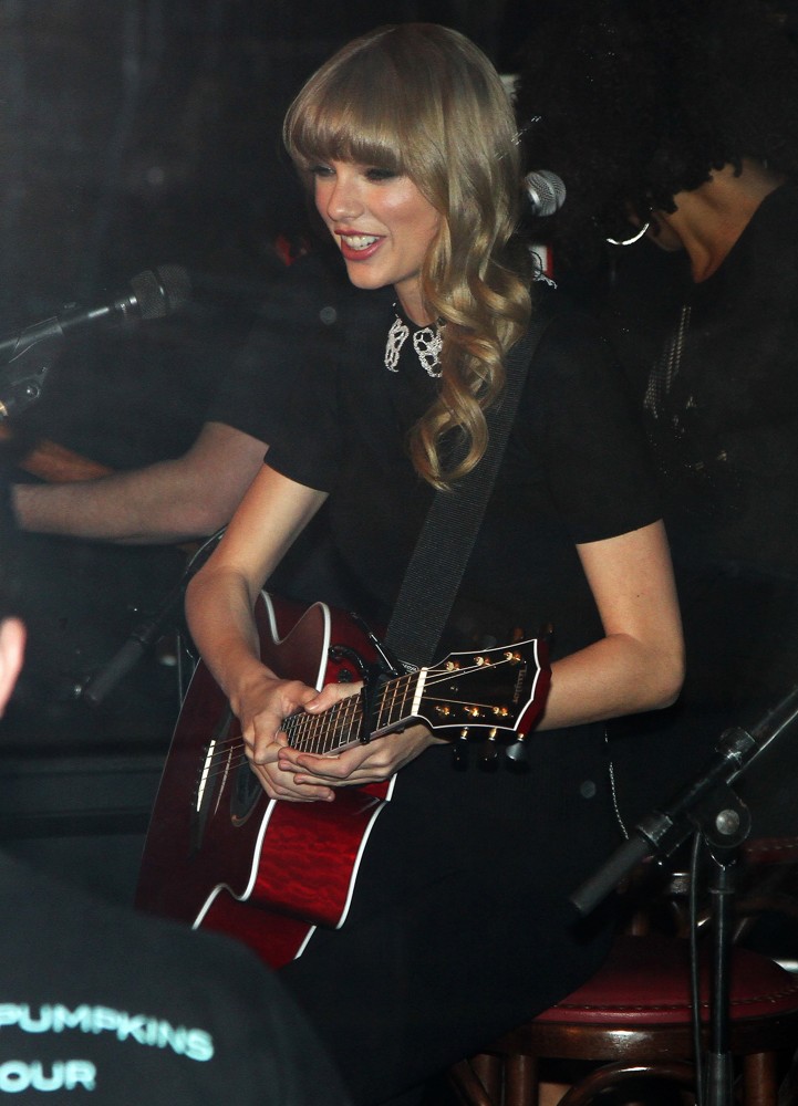 Taylor Swift;<br>Taylor Swift Performs on A Boat