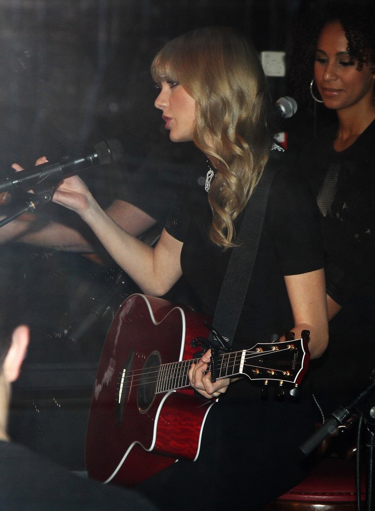 Taylor Swift;<br>Taylor Swift Performs on A Boat