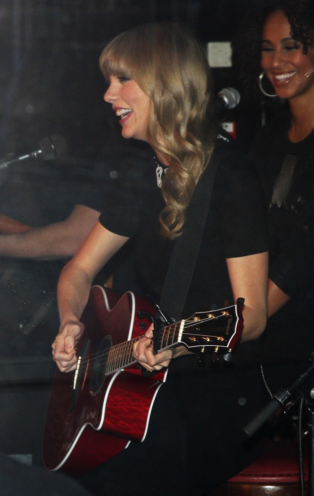 Taylor Swift;<br>Taylor Swift Performs on A Boat