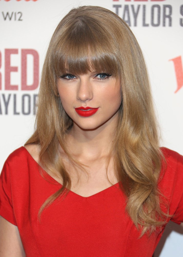 Taylor Swift;<br>Taylor Swift Switches on The Christmas Lights