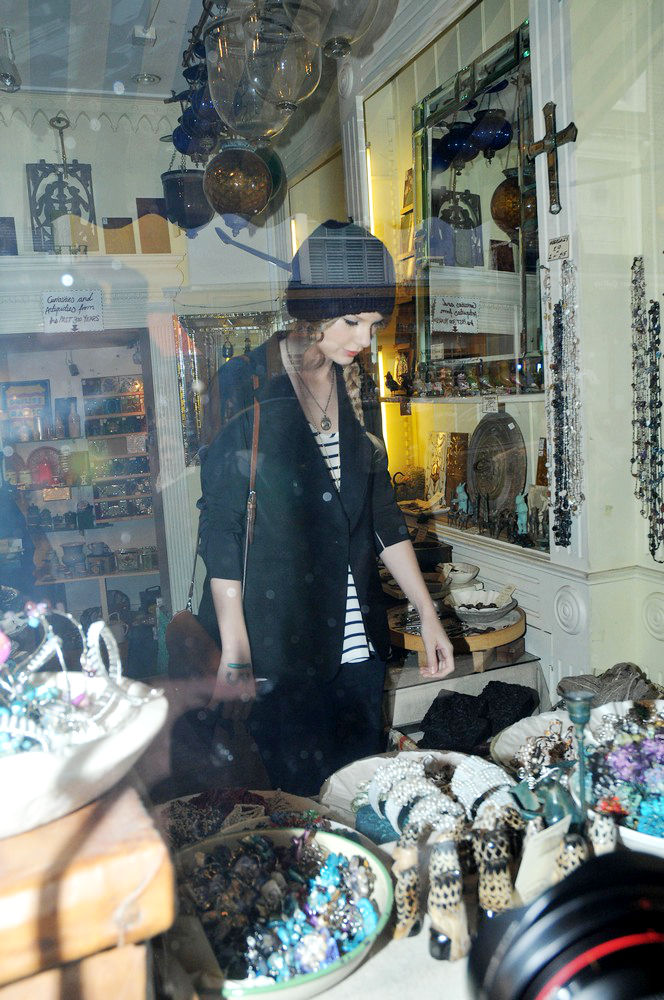 Taylor Swift;<br>Taylor Swift Shopping at Portobello Market