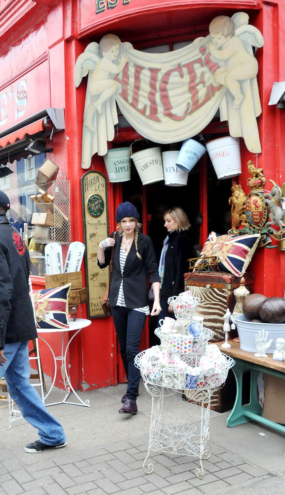 Taylor Swift;<br>Taylor Swift Shopping at Portobello Market