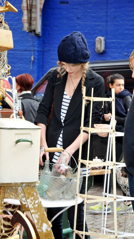 Taylor Swift;<br>Taylor Swift Shopping at Portobello Market