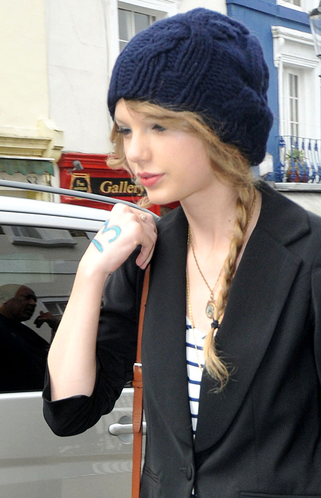 Taylor Swift;<br>Taylor Swift Shopping at Portobello Market