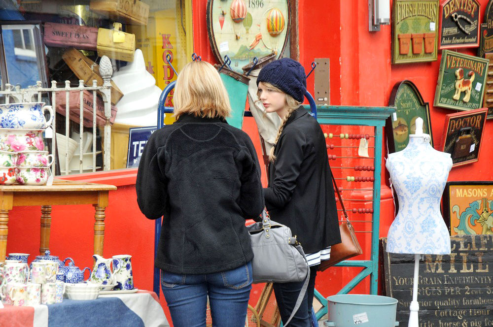 Taylor Swift;<br>Taylor Swift Shopping at Portobello Market
