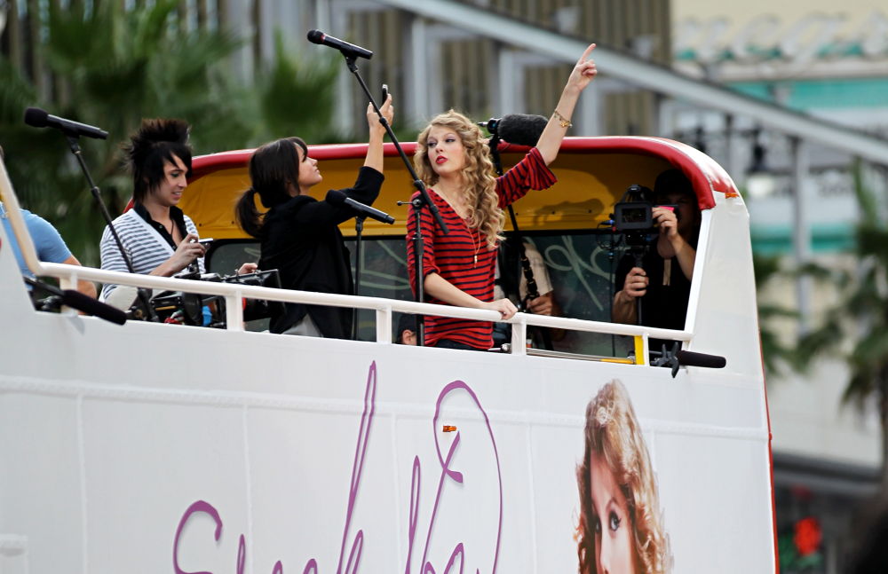 Pics Taylor Swift Promoting 'Speak Now' on Moving Bus