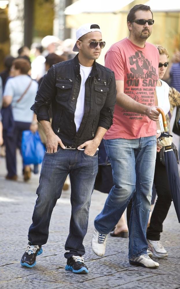 The Situation;<br>Jersey Shore Cast Are Working, The Manager Gets Flustered by The Convoy of Trucks