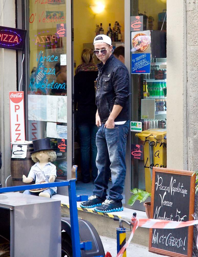 The Situation;<br>Jersey Shore Cast Are Working, The Manager Gets Flustered by The Convoy of Trucks