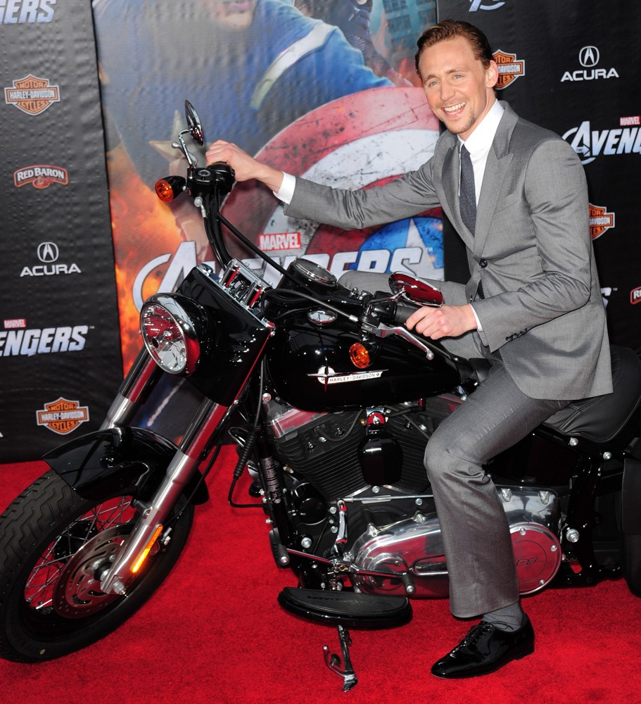 Ils ont posé avec une Harley, principalement les People - Page 38 Tom-hiddleston-premiere-the-avengers-02