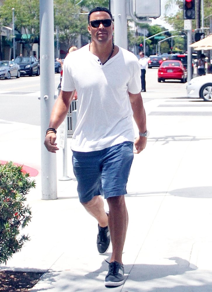tony-gonzalez Picture 1 - Tony Gonzalez Goes Shopping