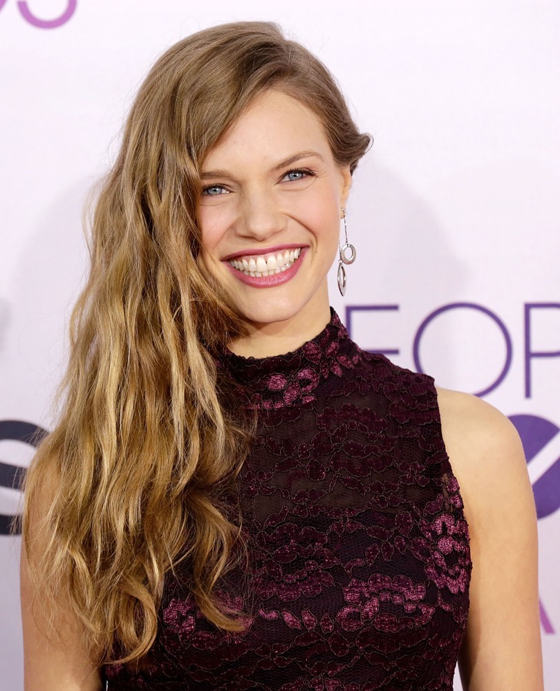 Tracy Spiridakos Pictures with High Quality Photos